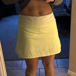 Lululemon Run: Pace Setter Skirt (Regular)
Petit Dot Faded Zap / Faded Zap